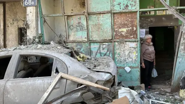 Kiev'de hava saldırısı sonrası yıkım ve çocukların oyunu