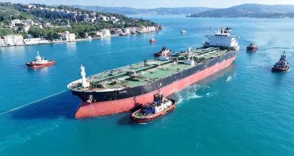 İstanbul Boğazı'ndan geçen hasarlı "Asteri" tankeri ve römorkörler