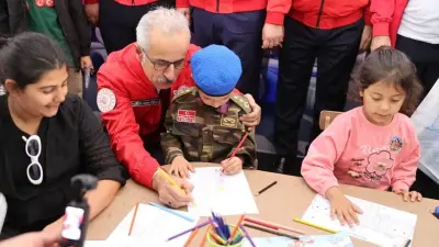 Ulaştırma ve Altyapı Bakanı Abdulkadir Uraloğlu, TEKNOFEST Güneydoğu'da bir teknoloji standını ziyaret ediyor.