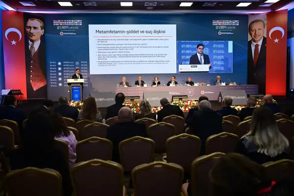 Uluslararası Adli Tıp Günleri konferansında uzmanlar sunum yaparken.