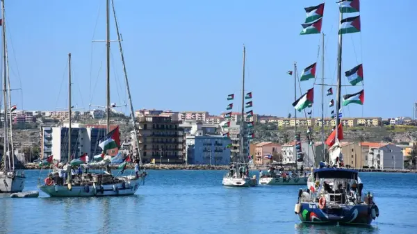 İtalya Dışişleri Bakanlığı önünde Küresel Sumud Filosu aktivistlerinin serbest bırakılması için yapılan protesto.