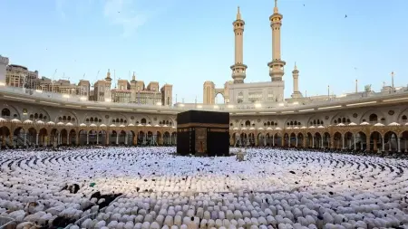 Umre ibadetini yerine getirmek için kutsal topraklara giden Müslümanlar