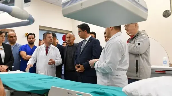Modern bir üniversite hastanesinde ileri teknoloji tıbbi cihazlarla ameliyat yapan cerrahlar