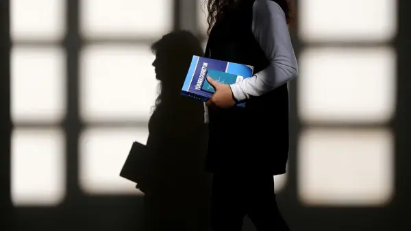 Vakıf üniversitesi kampüsünde yürüyen öğrenciler ve üniversite binası