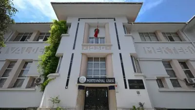 Pertevniyal Lisesi'nin tarihi binası ve öğrencileri