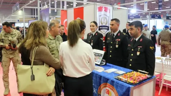 Van'da düzenlenen Doğu Anadolu Kariyer Fuarı'nda stantları gezen öğrenciler