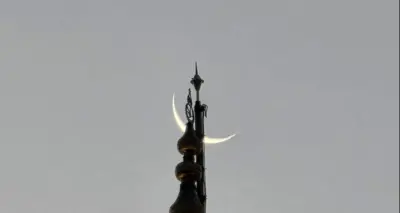Van Semalarında Hilal Ay ve Mars'ın Tarihi Camilerle Büyüleyici Buluşması