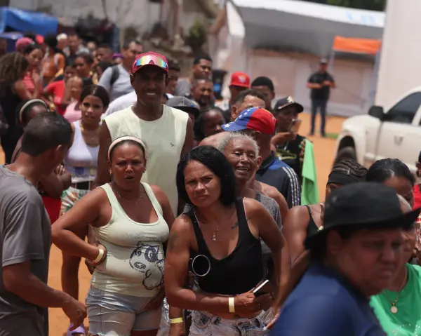 Venezuela'da deprem sonrası hasar görmüş binalar ve yardım bekleyen insanlar