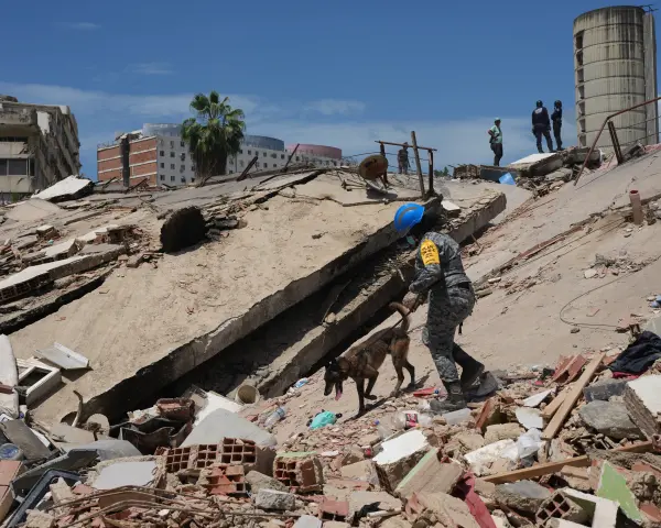 Venezuela'da deprem sonrası enkaz kaldırma çalışmaları
