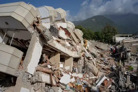 Venezuela'da deprem sonrası enkaz altında arama kurtarma çalışması yapan ekipler