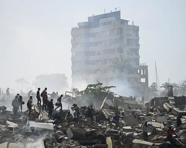 Venezuela'nın La Guaira kentinde deprem sonrası yıkılan binaların enkazında arama kurtarma çalışması yapan ekipler.