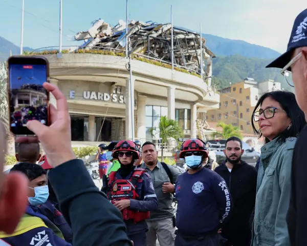 Venezuela'nın La Guaira kentinde deprem sonrası yıkılan binaların enkazı ve arama kurtarma ekipleri