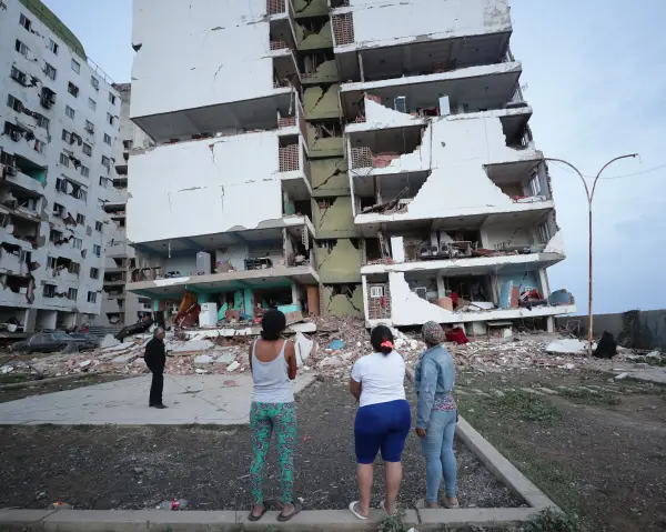 Venezuela'da deprem sonrası yıkılan binaların enkazında arama kurtarma çalışmaları