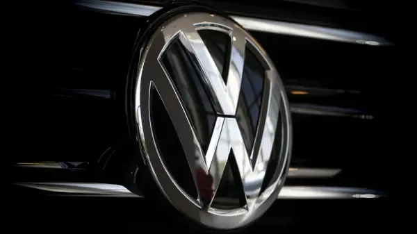 Volkswagen fabrikasında çalışanlar ve üretim hattı