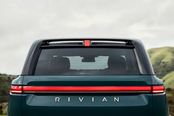 Volkswagen ve Rivian logoları yan yana