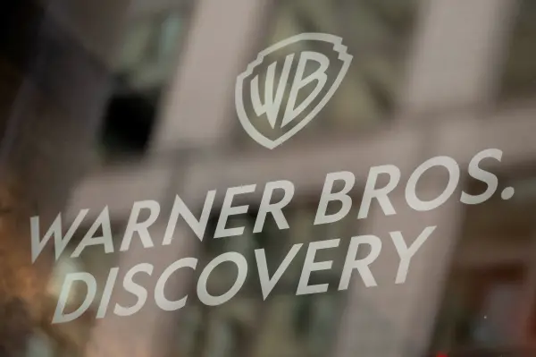 Warner Bros. Discovery ve Amazon arasındaki hukuki mücadeleyi simgeleyen mahkeme belgeleri ve kurumsal figürler