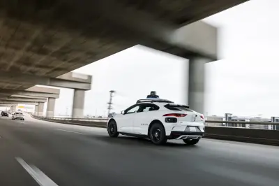 Waymo'dan Yapay Zeka Destekli Yeni Nesil Robotaksi Değerlendirme Modeli: İnsan Sürücülerle Karşılaştırmada Devrim
