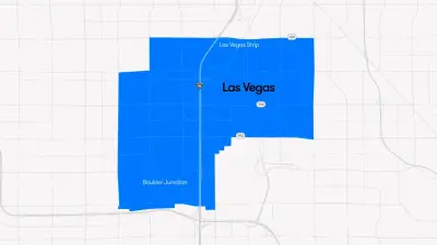 Las Vegas sokaklarında seyreden Waymo robotaksi aracı