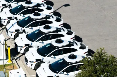 Waymo'nun Ojai robotaksisi, şehir içi trafikte otonom sürüş yaparken.