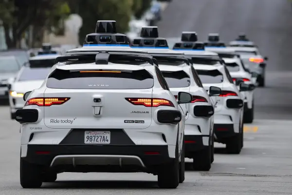 San Francisco sokaklarında durmuş bir Waymo robotaksi aracı