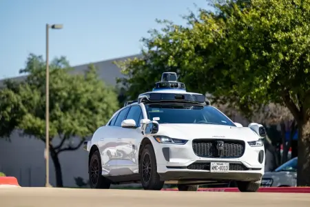 Waymo otonom aracının sel sularının olduğu bir yolda ilerlemesi.