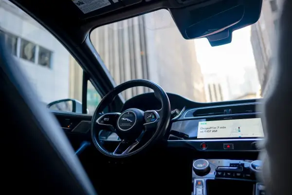 Waymo robotaksi sel sularında ilerliyor