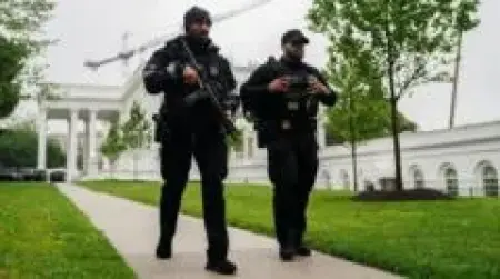 Beyaz Saray çevresinde güvenlik önlemleri alan Secret Service ajanları