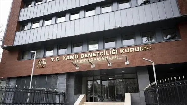Wushu sporcusu koruyucu gözlükle antrenman yaparken