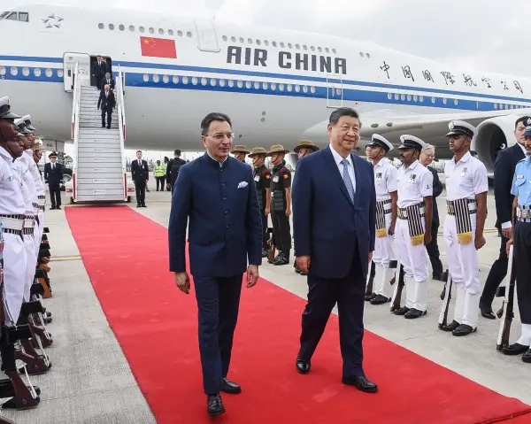 Çin Devlet Başkanı Xi Jinping'in Hindistan'da kırmızı halı seremonisiyle karşılanması