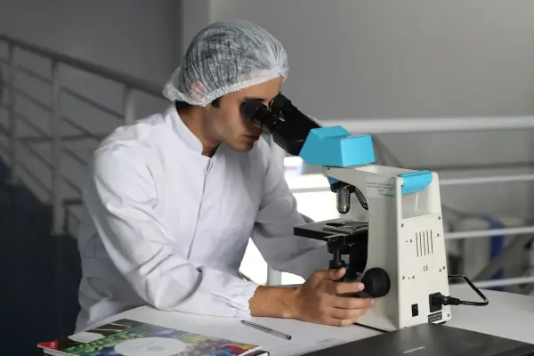 Yapay zeka destekli aşı geliştirme sürecini temsil eden fütüristik bir görsel