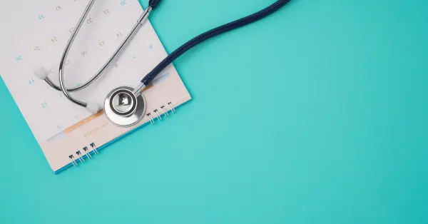 Yapay zeka destekli tıbbi kodlama ekranı ve sağlık profesyoneli