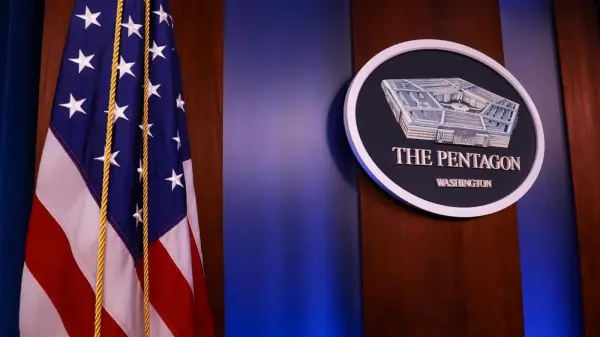 Pentagon binası önünde yapay zeka sembolleri ve teknoloji firmalarının logoları.
