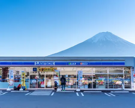 Tokyo'da döviz kuru panosuna bakan Avustralyalı turistler.