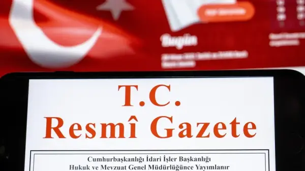 Adalet sarayı binası önünde Türk bayrağı