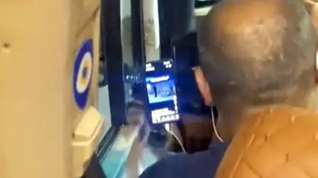İstanbul'da seyir halindeki minibüs şoförünün cep telefonundan video izlediği an.