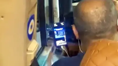 Yolcu Minibüsü Şoförü Seyir Halindeyken Video İzledi: Trafik Güvenliği Tehlikeye Atıldı