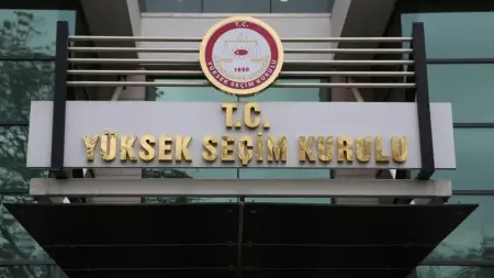 Yüksek Seçim Kurulu (YSK) binası önünde bekleyen gazeteciler ve siyasi parti temsilcileri