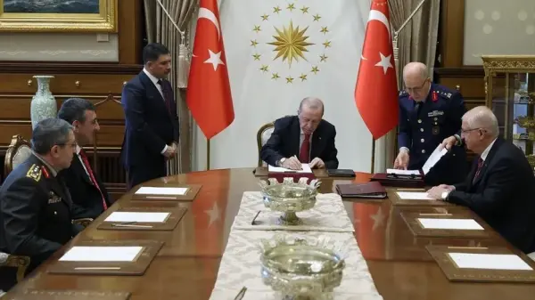Yüksek Askeri Şura toplantısından bir görünüm, üst düzey askeri yetkililer ve bakanlar masada