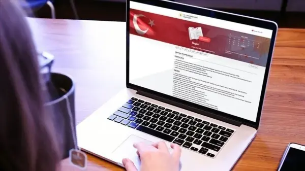 Yükseköğretim Kanunu değişikliklerini gösteren bir belge ve üniversite ortamı