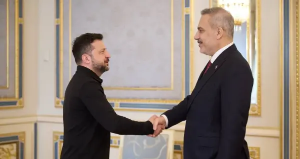 Ukrayna Devlet Başkanı Volodimir Zelenskiy, Dışişleri Bakanı Hakan Fidan'a Liyakat Nişanı takdim ediyor.