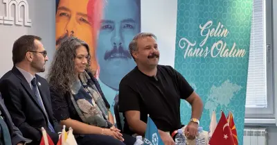 Ziya Gökalp'i canlandıran oyuncunun sahnede performansı