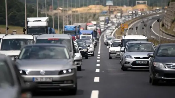 Trafik kazası sonrası hasar görmüş bir aracın ön kısmı ve sigorta evrakları