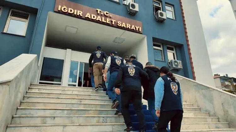 Iğdır merkezli 12 ilde düzenlenen operasyonda şüphelilerin adreslerinde arama yapıldı