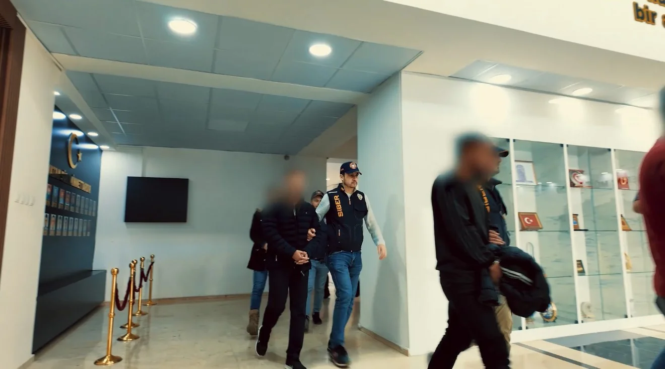 Iğdır merkezli 12 ilde düzenlenen operasyonda şüphelilerin adreslerinde arama yapıldı