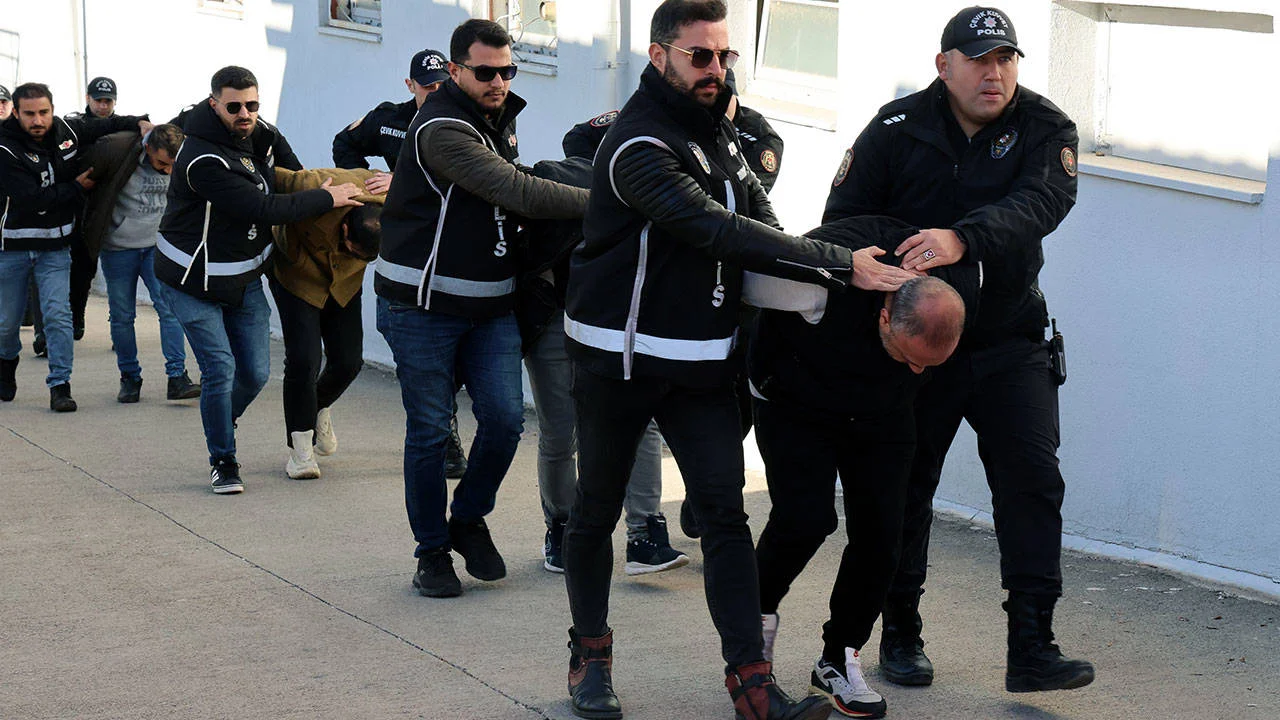 ATM'ler Üzerinden Sahte Dolar Vurgunu: 18 Kişi Tutuklandı