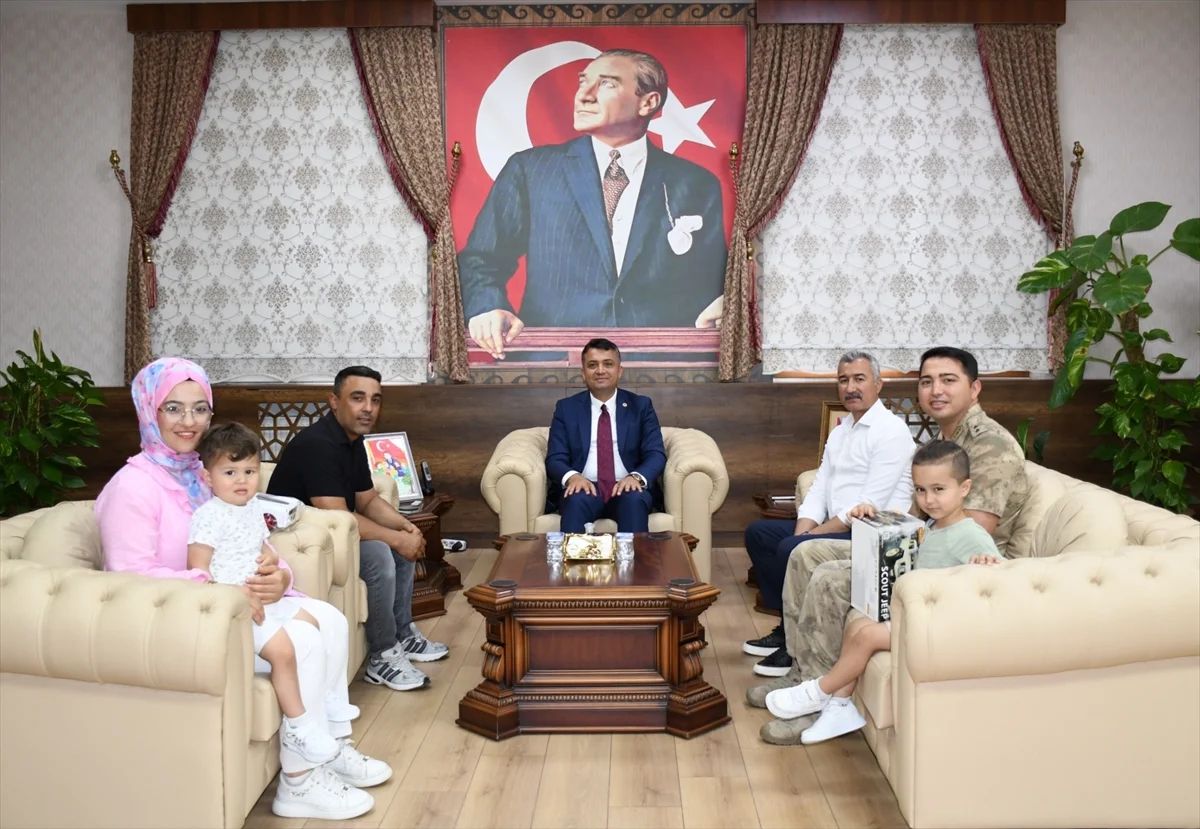 Dörtyol Kaymakamı Mehmet Keklik duyarlı sürücüleri makamında ağırladı.