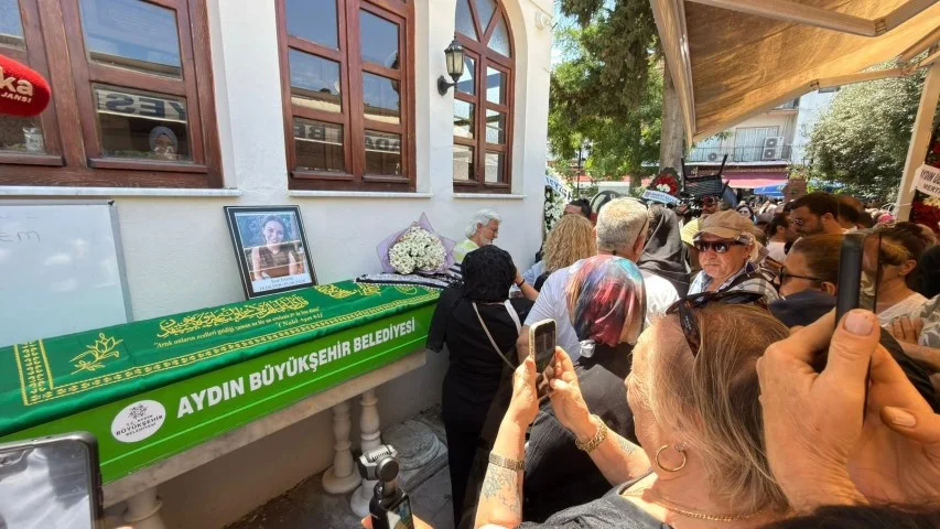 Oyuncu Ece İrtem'in Kuşadası'ndaki cenaze töreninden bir kare
