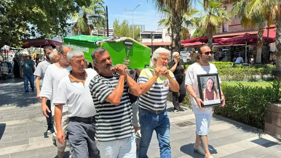 Oyuncu Ece İrtem'in Kuşadası'ndaki cenaze töreninden bir kare
