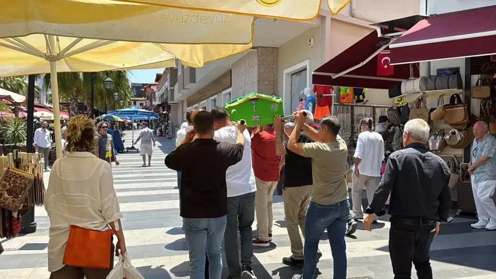 Oyuncu Ece İrtem'in Kuşadası'ndaki cenaze töreninden bir kare