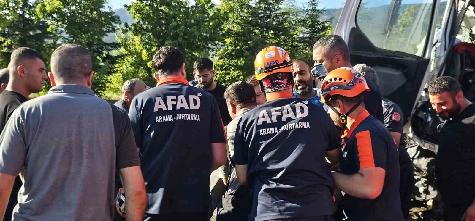 Elazığ-Malatya karayolunda tır kazası sonrası kurtarma çalışmaları